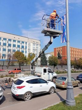 "Луганскгорсвет" начал монтаж праздничной иллюминации к Дню города