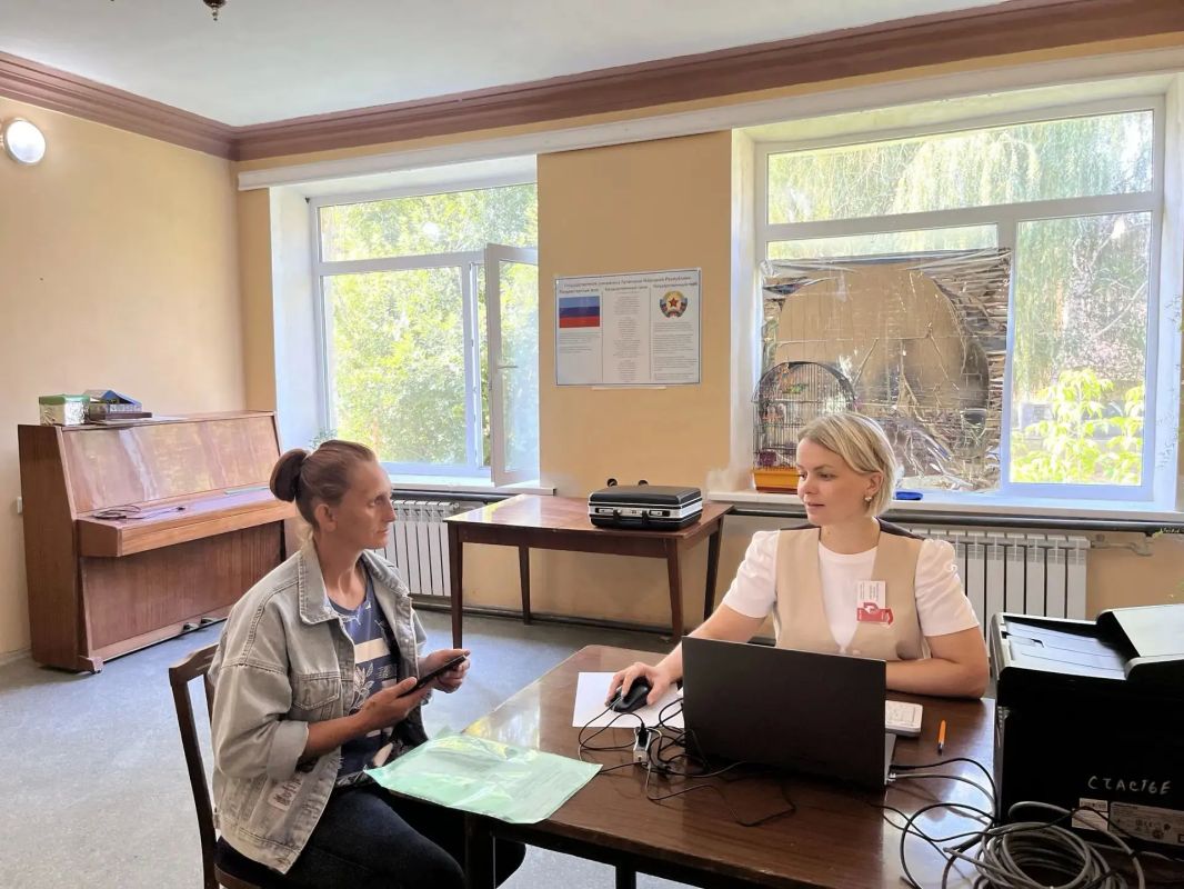 В селе Червоный Жовтень состоялся выездной прием граждан специалистами ГБУ ЛНР «МФЦ»