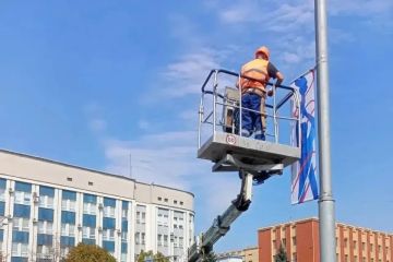 Луганск готовится ко Дню города: на улицах устанавливают праздничную иллюминацию
