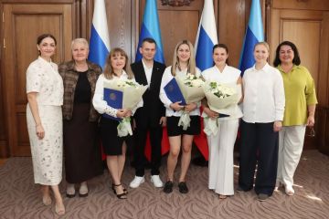 Поздравления и подарки от Леонида Пасечника в преддверии Дня многодетной семьи получили сотрудники Администрации Главы ЛНР