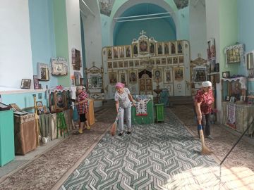 Утро добрых дел: в селе Давыдо-Никольское навели порядок в храме