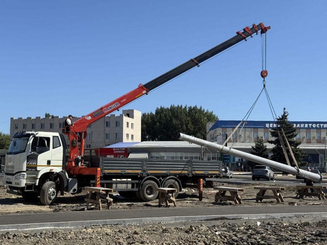 На автовокзале Краснодона началась установка 20-метровой опоры освещения