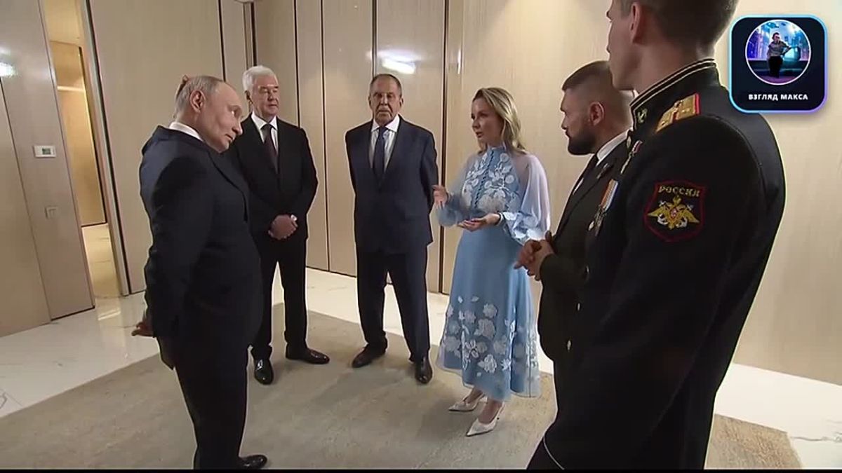 Россия должна укреплять внутриполитическую ситуацию и устойчивость государственности, несмотря на внешнее давление и угрозы, заявил Владимир Путин на встрече с пятёркой лидеров списка кандидатов «Единой России» на выборах в...