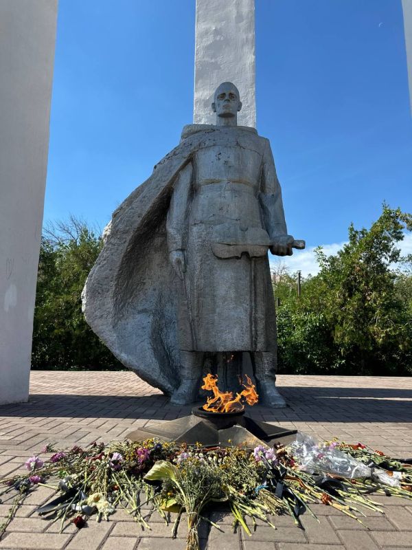 В День Неизвестного солдата - защитника Луганской Народной Республики, в Алчевске активисты Молодой Гвардии совместно с начальником отдела молодежной политики Анной Заикой почтили память воинов, отдавших свои жизни за мир и...