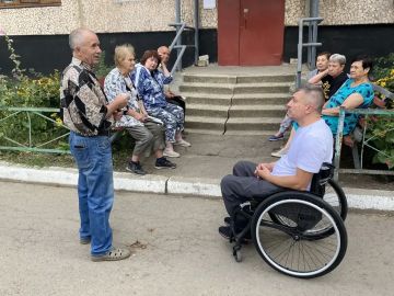 ЖКХ: «За что мы платим?». Координатор Краснолучского МО ЛДПР Сергей Морозов провел встречу с жителями, посвященную одной из самых актуальных тем – качеству жилищно-коммунальных услуг и работе управляющих компаний