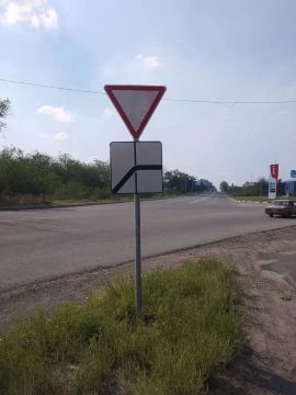 В городах Стаханов и Первомайск установлены новые дорожные знаки