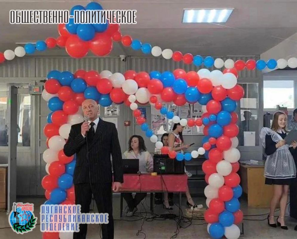 1 сентября, в День знаний, Советник Главы Администрации города, представитель Свердловского местного отделения «БОЕВОЕ БРАТСТВО» Александр Романишин принял участие в торжественной линейке в Свердловской СШ №8