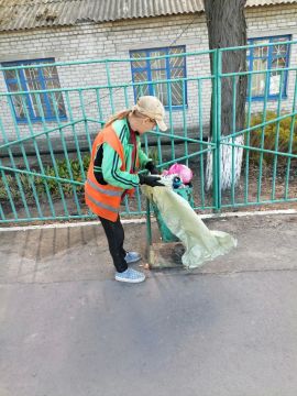 МУП «Спецкомавтотранс» города Ровеньки проводит работы по очистке урн на павильонах ожидания общественного транспорта