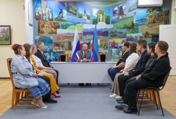 Роман Олексин: Сегодня в Луганской галерее искусств состоялось знаменательное событие — мы подписали трёхсторонние соглашения с новой волной участников программы «Земский работник культуры»