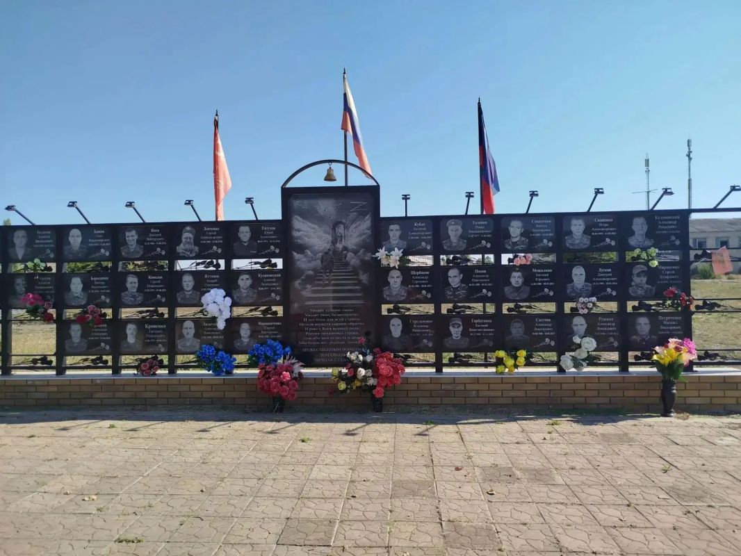 В селе Дьяково Антрацитовского муниципального округа ко Дню неизвестного солдата — Защитника Луганской Народной Республики состоялся трогательный и торжественный митинг под названием «Имя твоё неизвестно, подвиг твой...