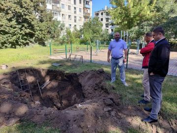 Провел рабочий выезд на место устранения аварии на сетях, где бригады МУП КМО "Кременское ВКХ" устраняли порыв в одном из районов города