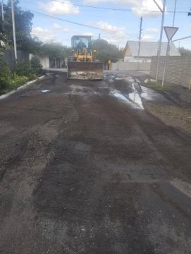 В Ровеньках продолжаются работы по благоустройству и содержанию дорог