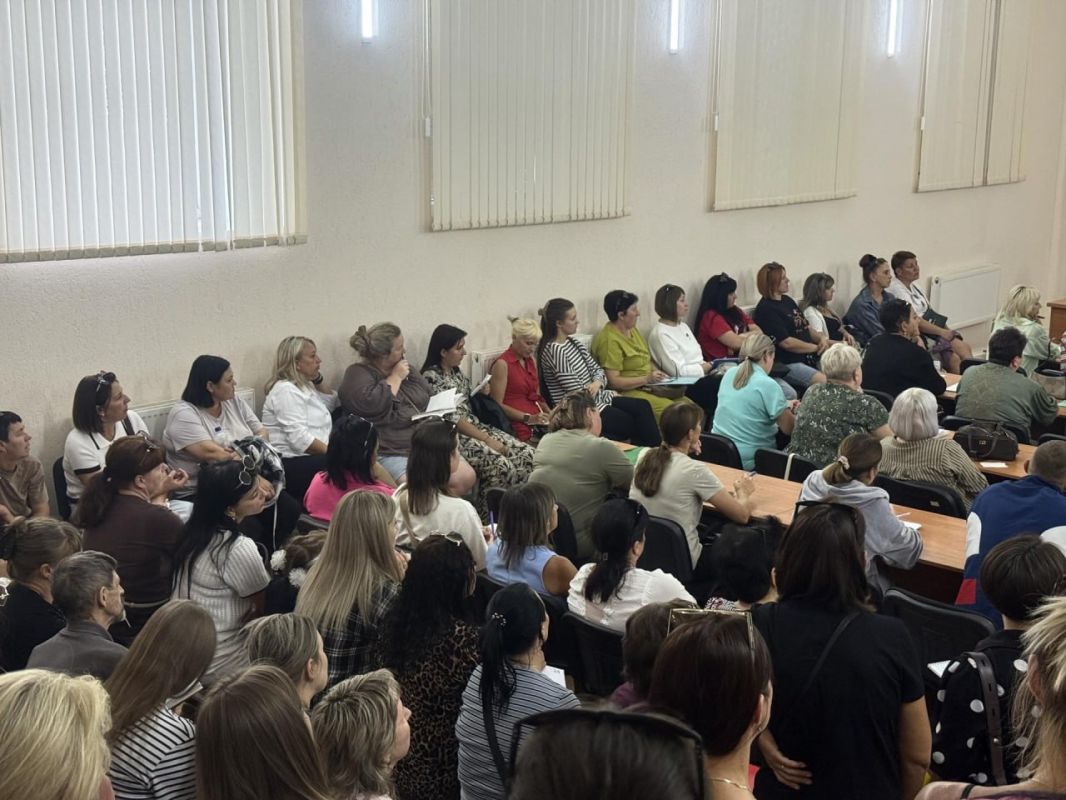 В Краснодоне состоялось организационное собрание перед поездкой детей в детские оздоровительные центры «Ребячья республика» и «Олимпийская Ребячка»