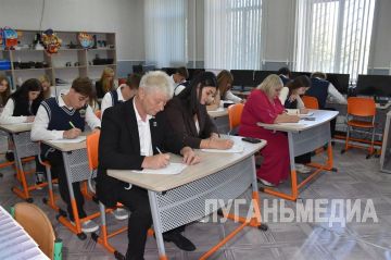 Краснолучские школьники написали Всероссийский диктант «Россия – дом народов»