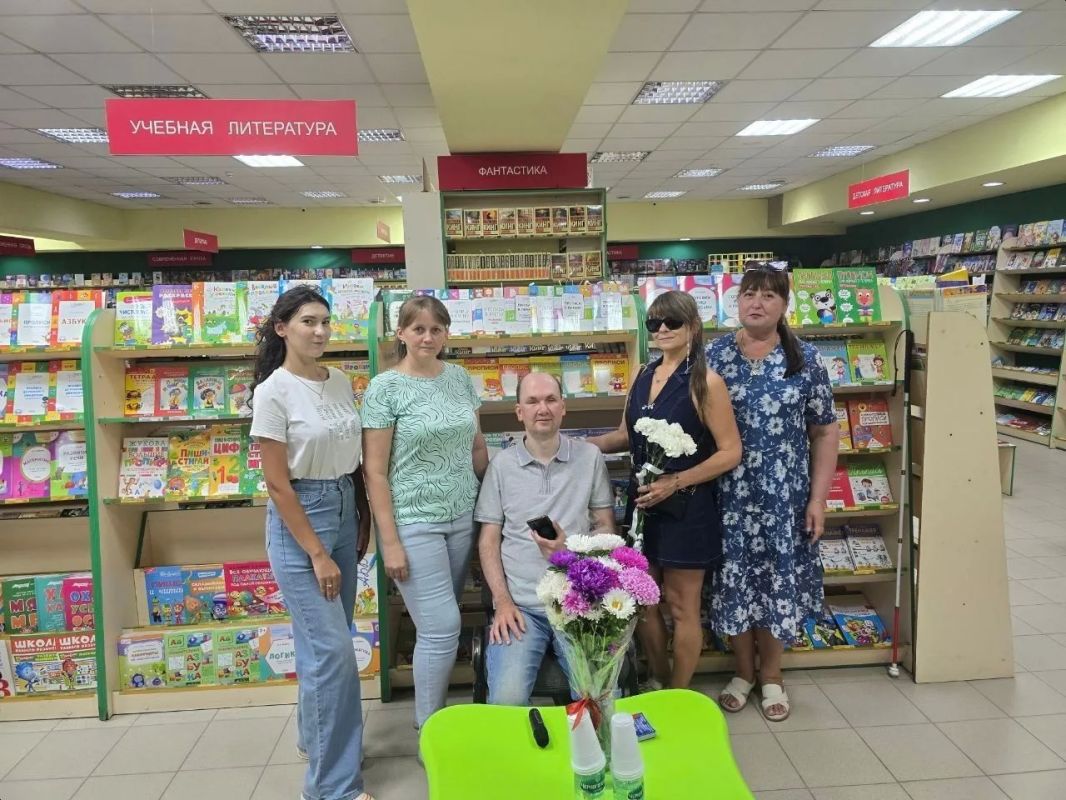 Впервые в Луганске в книжном магазине были презентованы книги писателя и журналиста Артема Аргунова