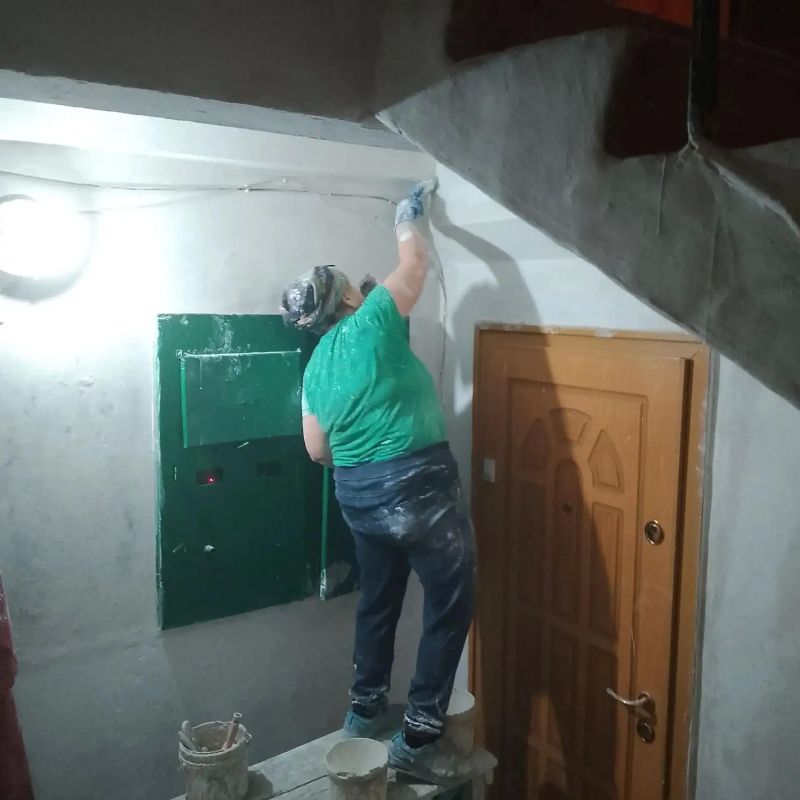 Единая управляющая компания приводит в порядок подъезды многоэтажек Антрацита