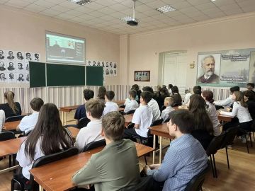 Российское общество «Знание» провело просветительскую встречу, объединившую более 700 школьников ЛНР