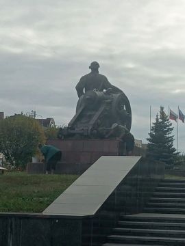 Специалисты "Луганского комбината зеленого хозяйства и благоустройства" проводят работы по благоустройству памятников
