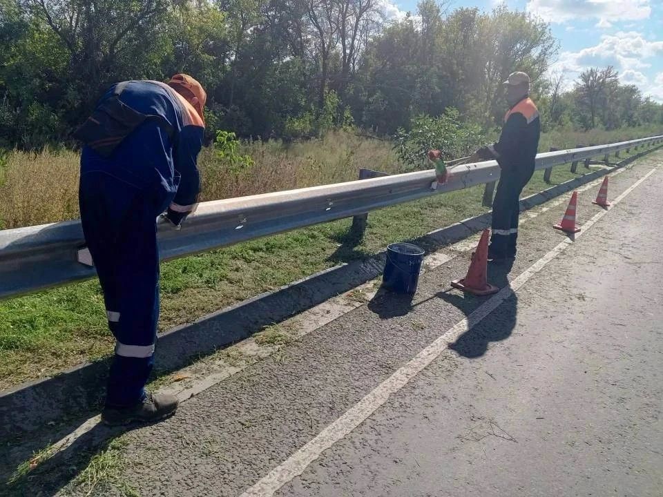 Работниками подрядной организации выполнен комплекс мероприятий по содержанию дорожной инфраструктуры на автодороге 43К-13 Троицкое – Белокуракино – Старобельск