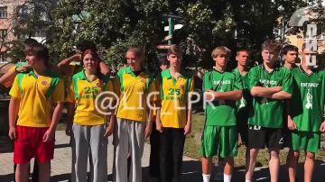 В луганском сквере пограничников прошел настоящий праздник силы и ловкости! Школьники города показали свои навыки на спортивном действе под боевым названием «Будь готов к защите рубежей Родины»
