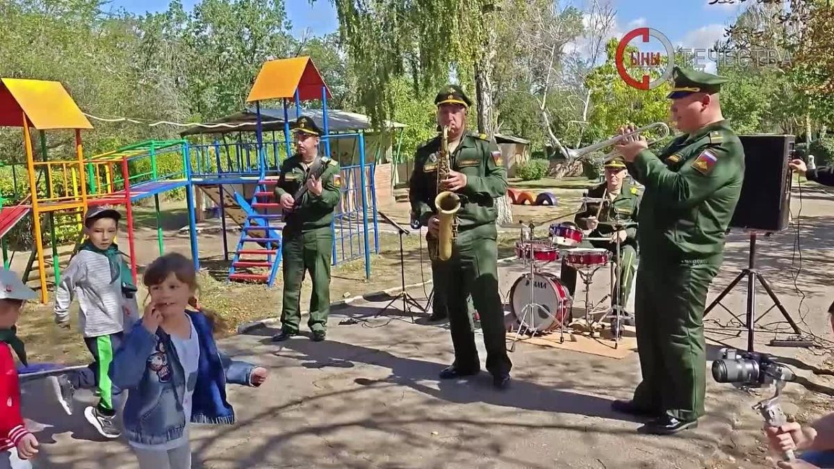 Военные музыканты снова посетили луганскую "Незабудку"