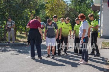 В сквере Пограничников прошло традиционное физкультурное мероприятие «Будь готов к защите рубежей Родины», посвященное 231-й годовщине со дня основания города Луганска