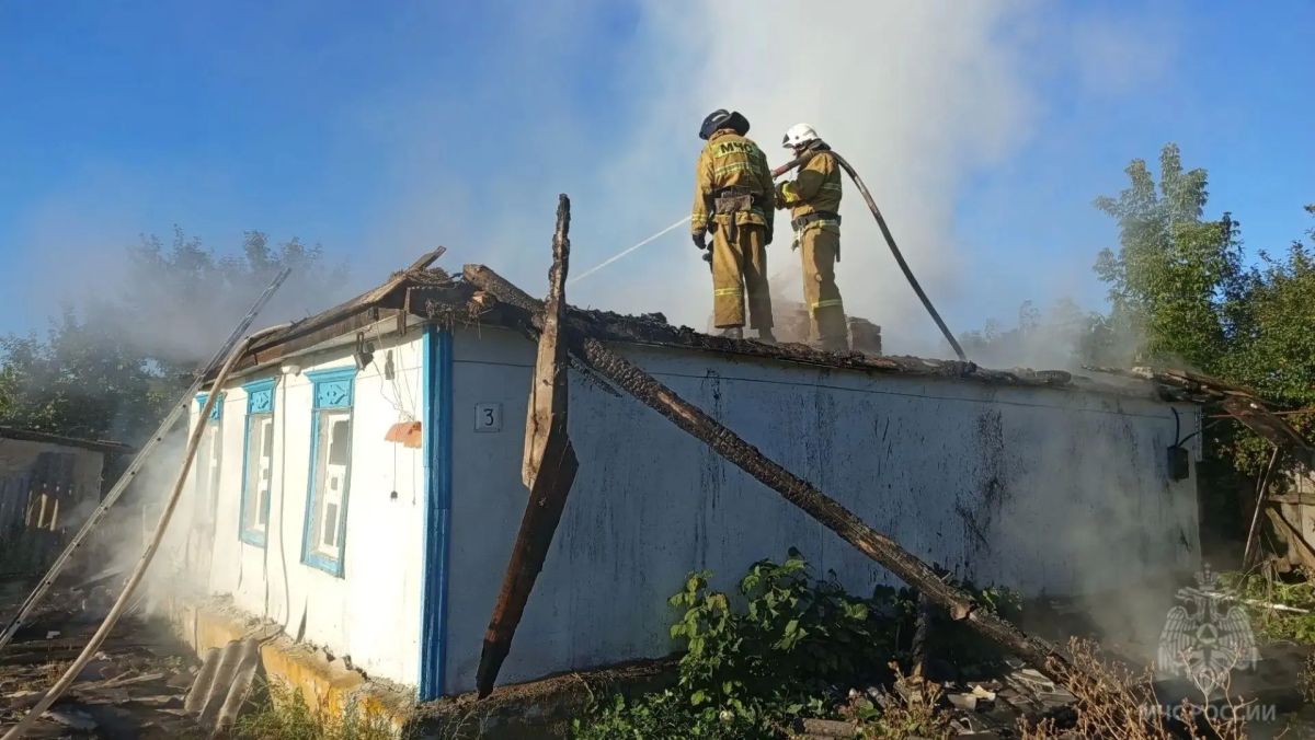 Спасатели МЧС России ликвидировали крупный пожар в частном секторе Беловодского округа