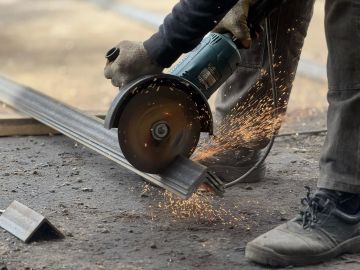 В Краснодоне продолжается капитальный ремонт здания МУП «Троллейбусно-автотранспортное управление»