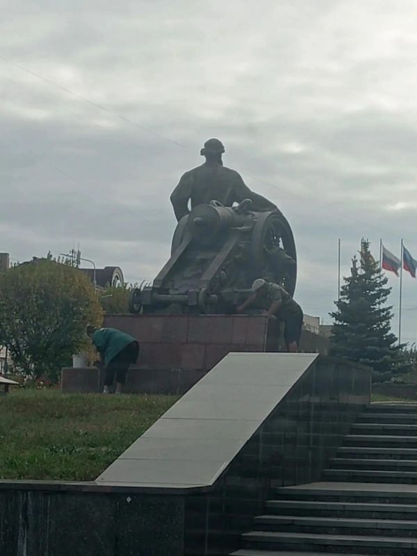 В Луганске вандалы украли четыре светильника в парке Неизвестного солдата