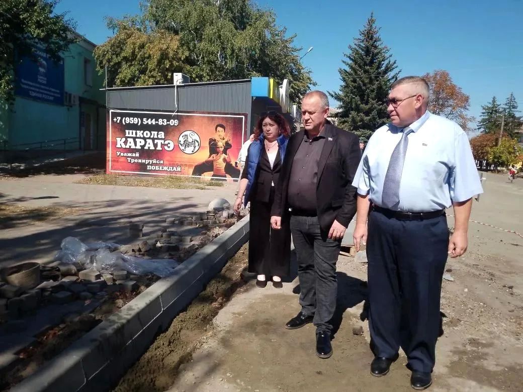 На улице Пролетской в Новоайдаре обновляют бордюрный камень
