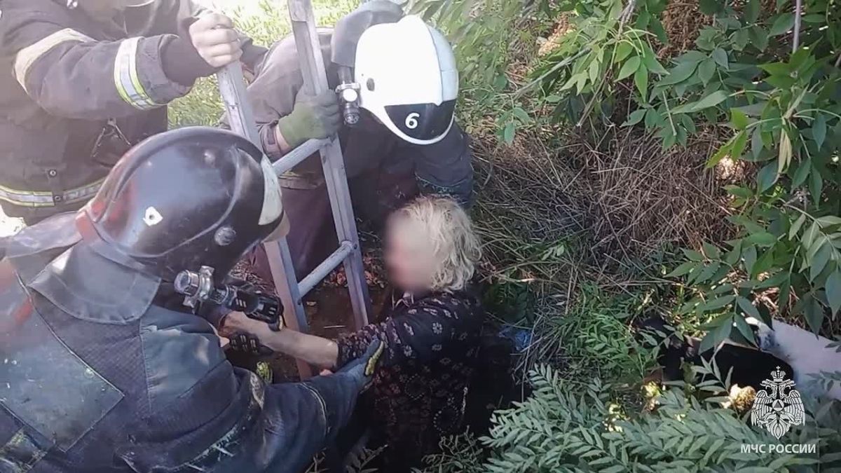 В Краснодоне спасатели помогли женщине, упавшей в люк