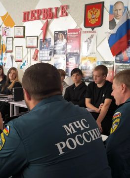 Сотрудники МЧС провели лекцию о безопасности на воде для студентов Лутугинского колледжа