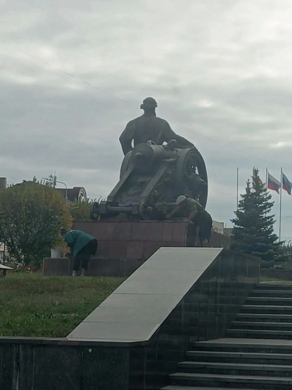 В Луганске вандалы украли четыре светильника в парке Неизвестного солдата