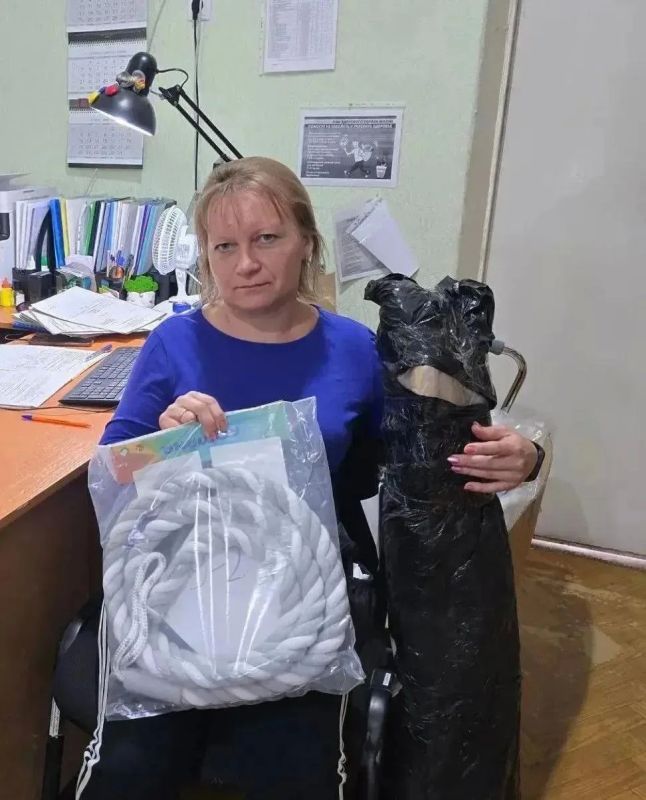 Специалисты филиала № 21 ГКУ ЛНР «РЦСЗН» по Старобельскому и Новоайдарскому муниципальным округам оказали адресную помощь жителям, передав необходимые технические средства реабилитации: