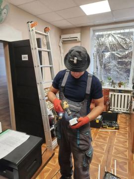 Электрики из Удмуртии обновили проводку в кабинете административного здания города Лутугино