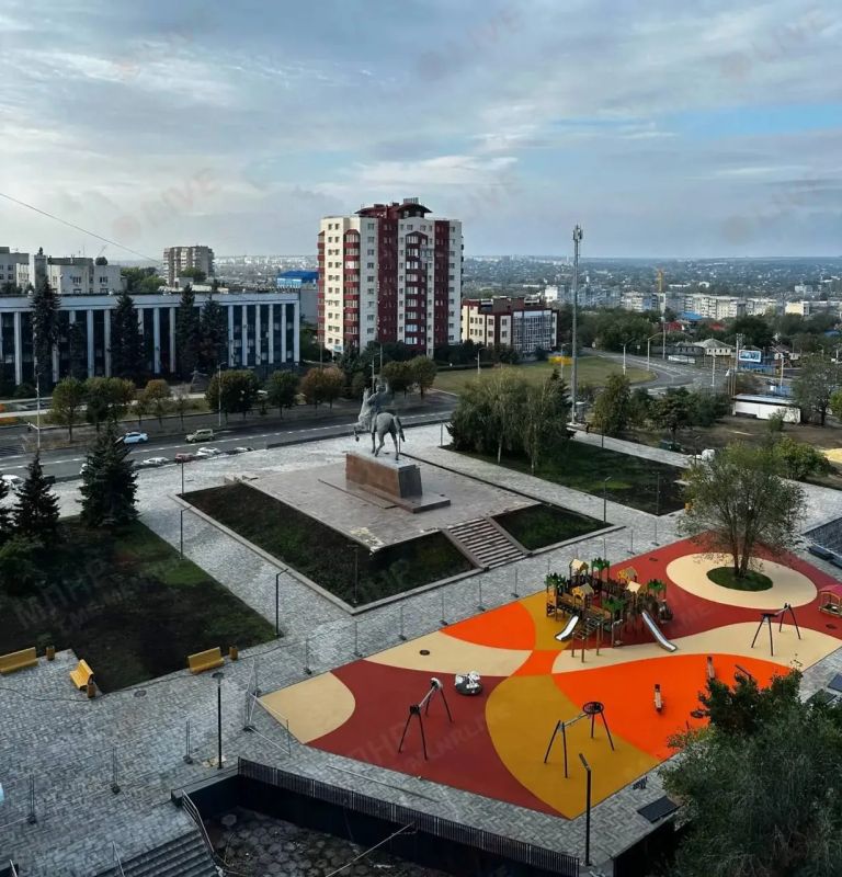 Сквер у памятника Ворошилову в Луганске почти готов!