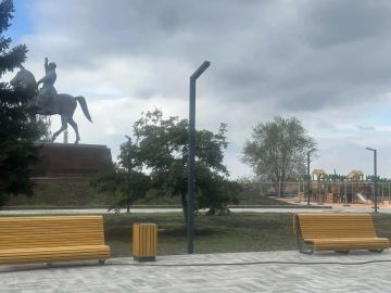 Луганчане гуляют по обновленному скверу Ворошилова