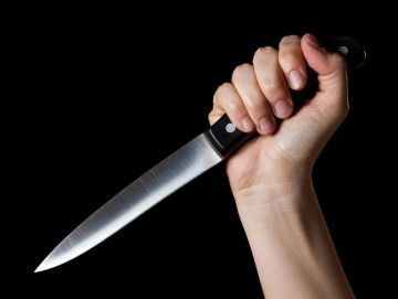 20-летняя девушка пыталась зарезать родственника в Новосветловке ЛНР