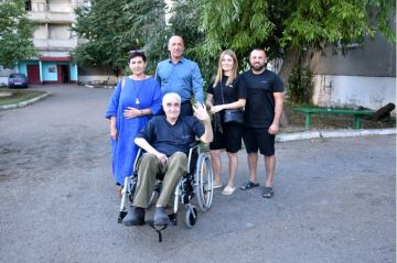 В округе налажен комплексный подход к созданию доступной среды для людей с инвалидностью: защитнику Донбасса передали техсредство для подъёма в подъезд