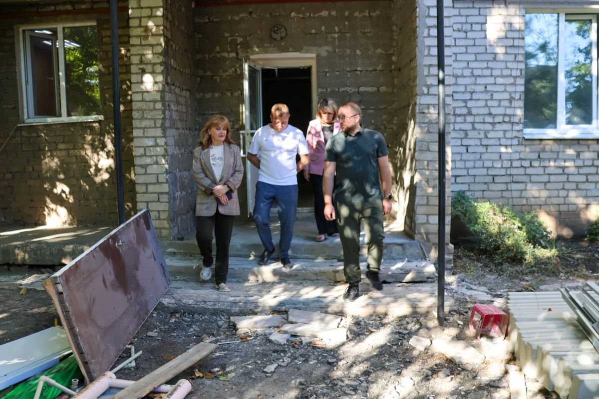 Роман Олексин: Посетил Детскую школу искусств № 2 города Брянки, где в рамках национального проекта «Семья» также идёт капитальный ремонт