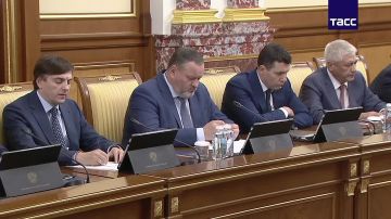 Правительство РФ направит ДНР и ЛНР, Запорожской и Херсонской областям дополнительно 8,2 млрд рублей на социальные выплаты для жителей, сообщил премьер-министр РФ Михаил Мишустин на заседании кабмина