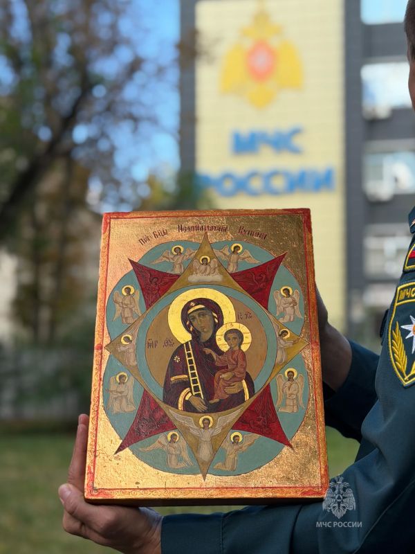 Сотрудники Главного управления МЧС России по Луганской Народной Республике приняли участие в благодарственном молебне в честь образа Божьей Матери «Неопалимая Купина»