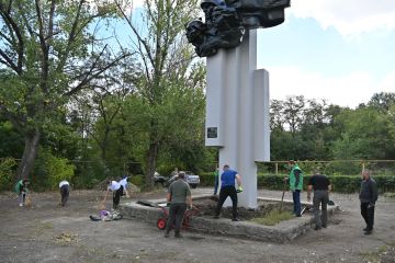 Одна память. Одна Брянка. Сегодня возле памятника «Героям комсомола города Брянки» состоялся субботник, посвящённый 85-й годовщине образования Левтеровской подпольной группы