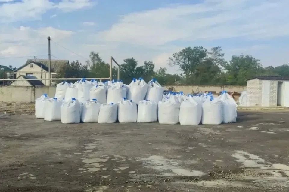 Краснодонский округ готовится к зиме: завезли 200 тонн песка и 100 тонн соли