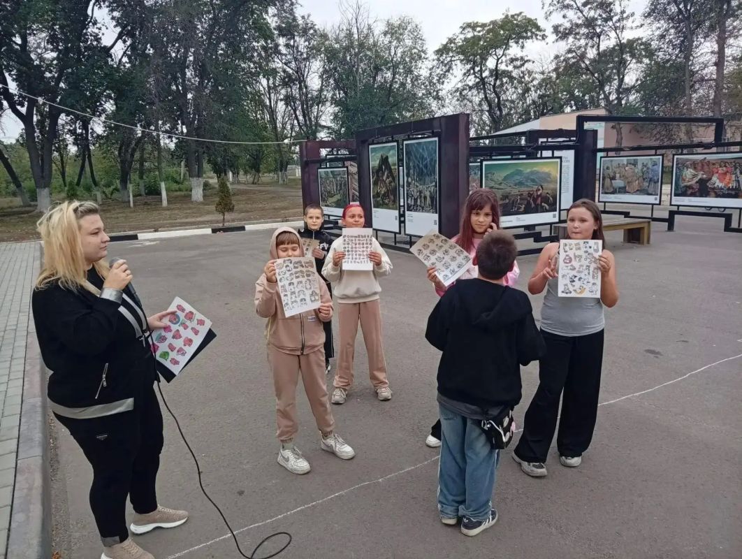 15 сентября площадка Перевальского районного Дворца культуры стала местом настоящего праздника — здесь прошла игровая программа для детей «Тише едешь — дальше будешь»