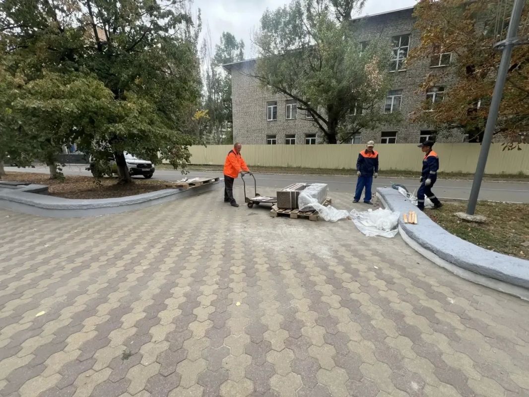 В центре города Краснодона продолжается преображение аллеи героев «Молодой гвардии»