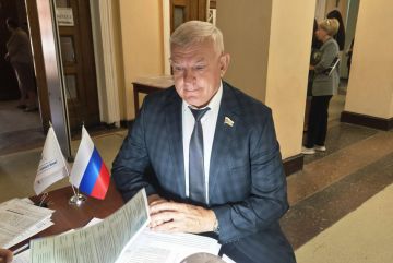 Сегодня Председатель Совета Краснодонского муниципального округа Владимир Шавлай в установленном законом порядке принял участие в голосовании