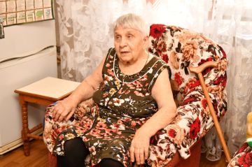 Юбилярше из Свердловска вручили поздравительный конверт от Президента РФ