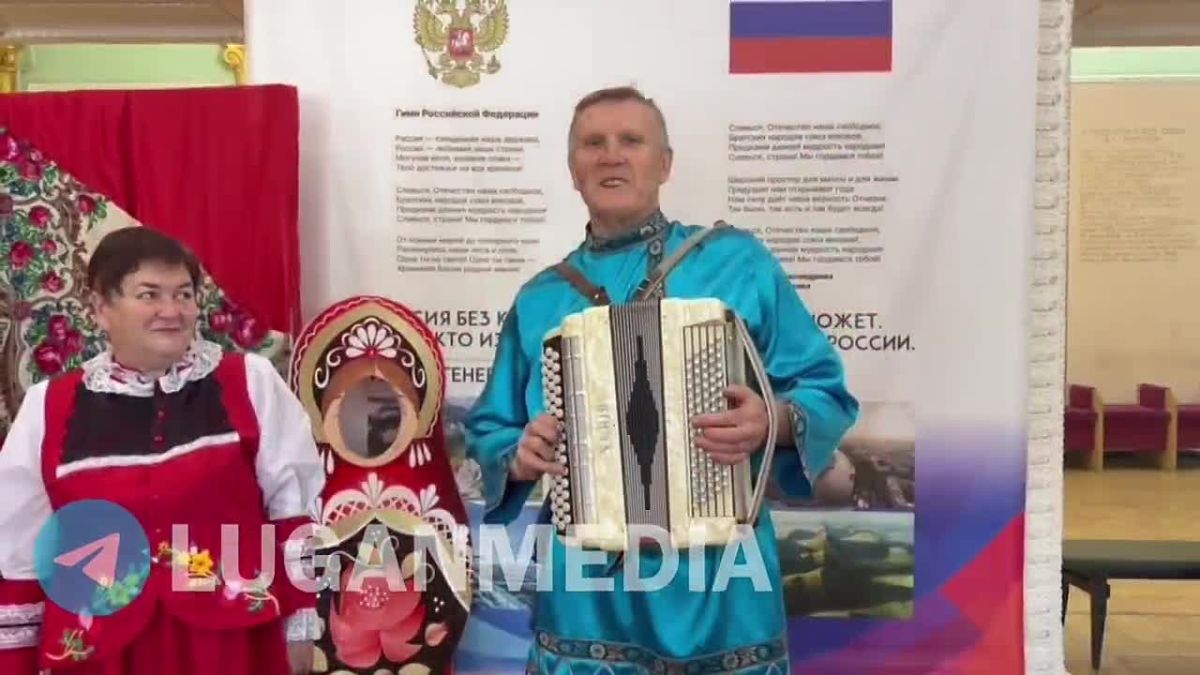 Краснолучский вокальный коллектив «Центр+» посетил избирательный участок и поздравил горожан с первым днем голосования, а членов УИК угостил пирожками