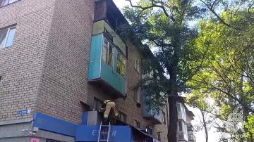 В Стаханове спасли мужчину, выпавшего из окна многоэтажки